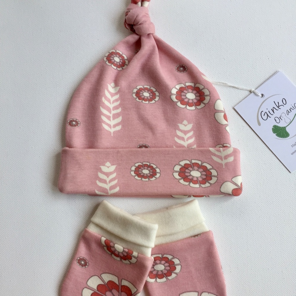 NWT Organic Cotton Baby hat and no-scratch mittens Set, 0-3 months